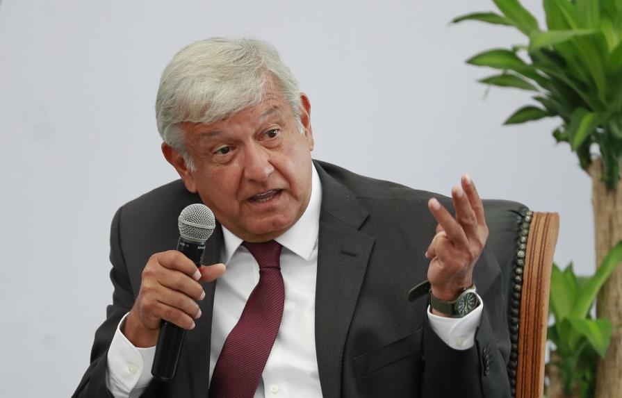 López Obrador, favorito en elecciones mexicanas y también en una piñatería