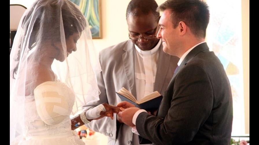 Un cocodrilo arranca un brazo a una mujer en Zimbabue pero no impide su boda Un cocodrilo arranca un brazo a una mujer en Zimbabue pero no impide su boda