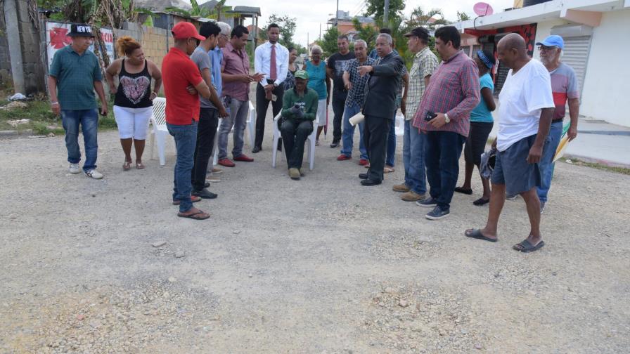En el Residencial Regina, en Santo Domingo Este, cuando no es polvo es lodo y sino, un drink