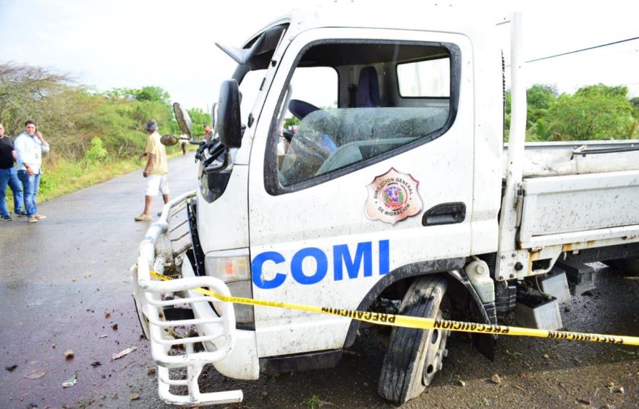 Un muerto y dos heridos tras accidentarse un camión de Migración