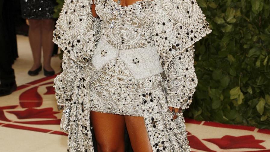 El extraño vestido inspirado en el Papa, con el que Rihanna conquistó gala del MET