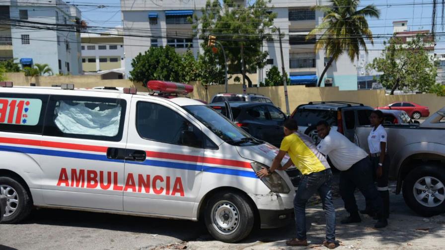 Ambulancia del 911 “prende empujada” en plena avenida José Contreras Ambulancia del 911 “prende empujada” en plena avenida José Contreras
