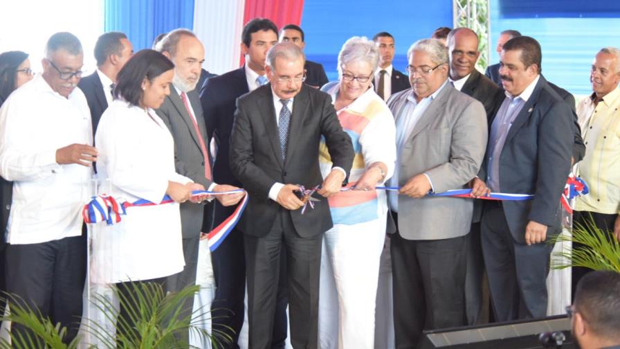 Gobierno entrega remodelado hospital en Elías Piña