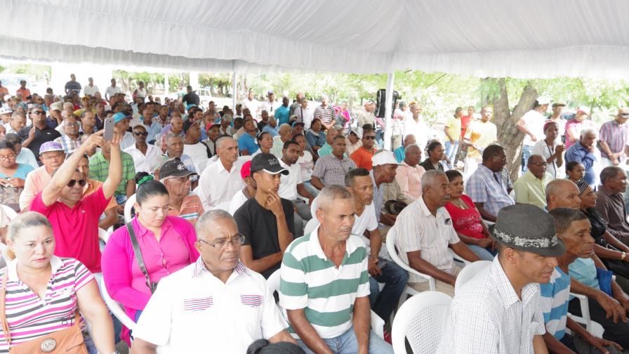 Gobierno inicia segunda fase de proceso de titulación en Azua Gobierno inicia segunda fase de proceso de titulación en Azua