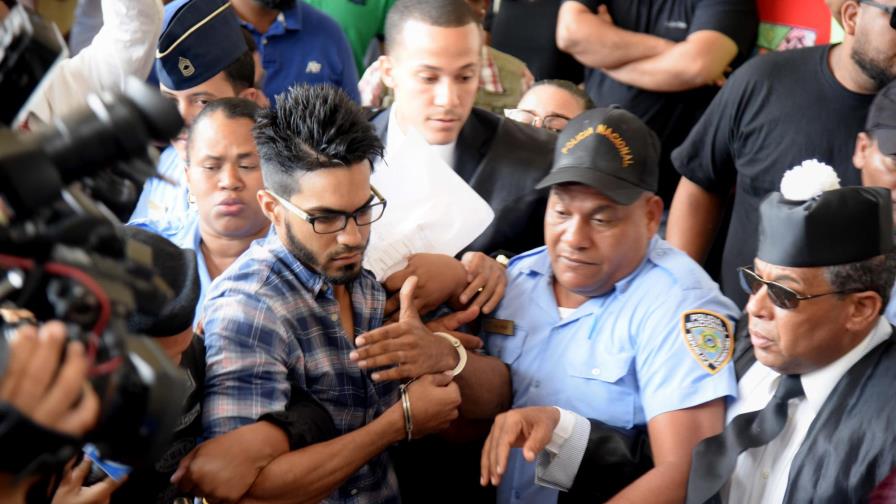 Juez envía a prisión a joven acusado de matar a su padre en Santiago