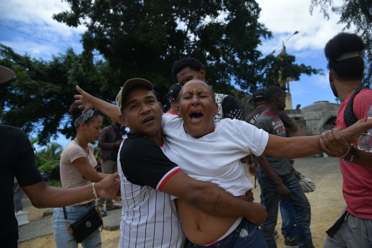 Un pariente del niño asesinado llora durante el incidente protagonizado por parientes y vecinos de un niño asesinado en Cancino Adentro, Santo Domingo Este.
