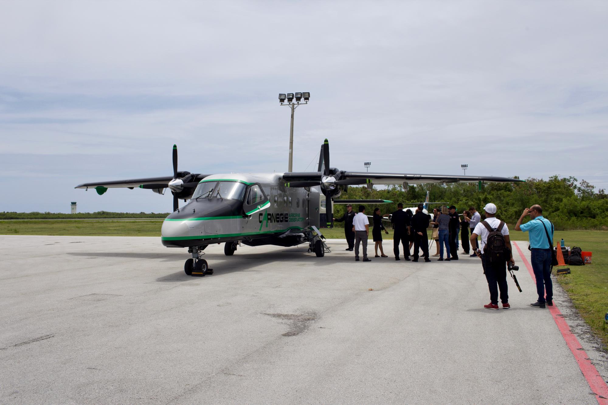 En el avión hay un centro de cómputos que captura los datos en tiempo real, los procesa y los envía a la sede de la academia en California. 