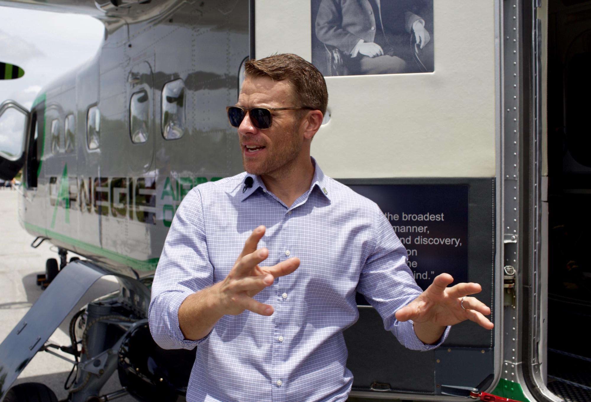 Jake Kheel, vicepresidente de la Fundación Grupo Punta Cana, acompañó a los periodistas en una visita al observatorio aéreo de avanzada tecnología.