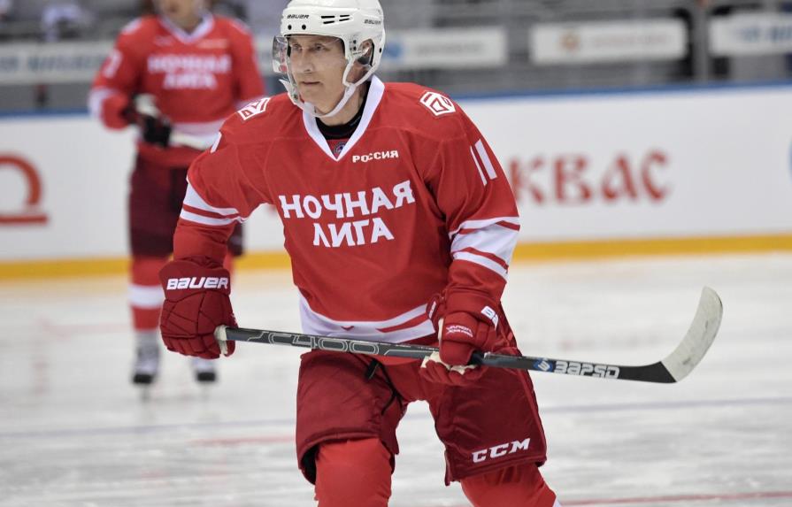 Putin vuelve a jugar al hockey a un mes del inicio del Mundial de fútbol 