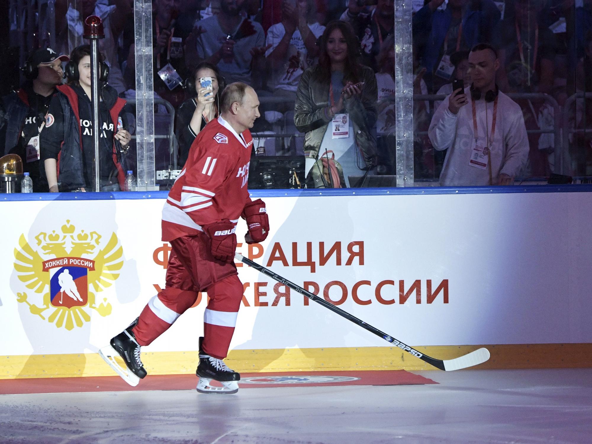 El presidente ruso, Vladimir Putin, participa en un partido de los equipos de la Liga de Hockey Nocturno en la Arena de hielo Bolshoy en el balneario de Sochi, Sochi, Rusia, el jueves 10 de mayo de 2018.