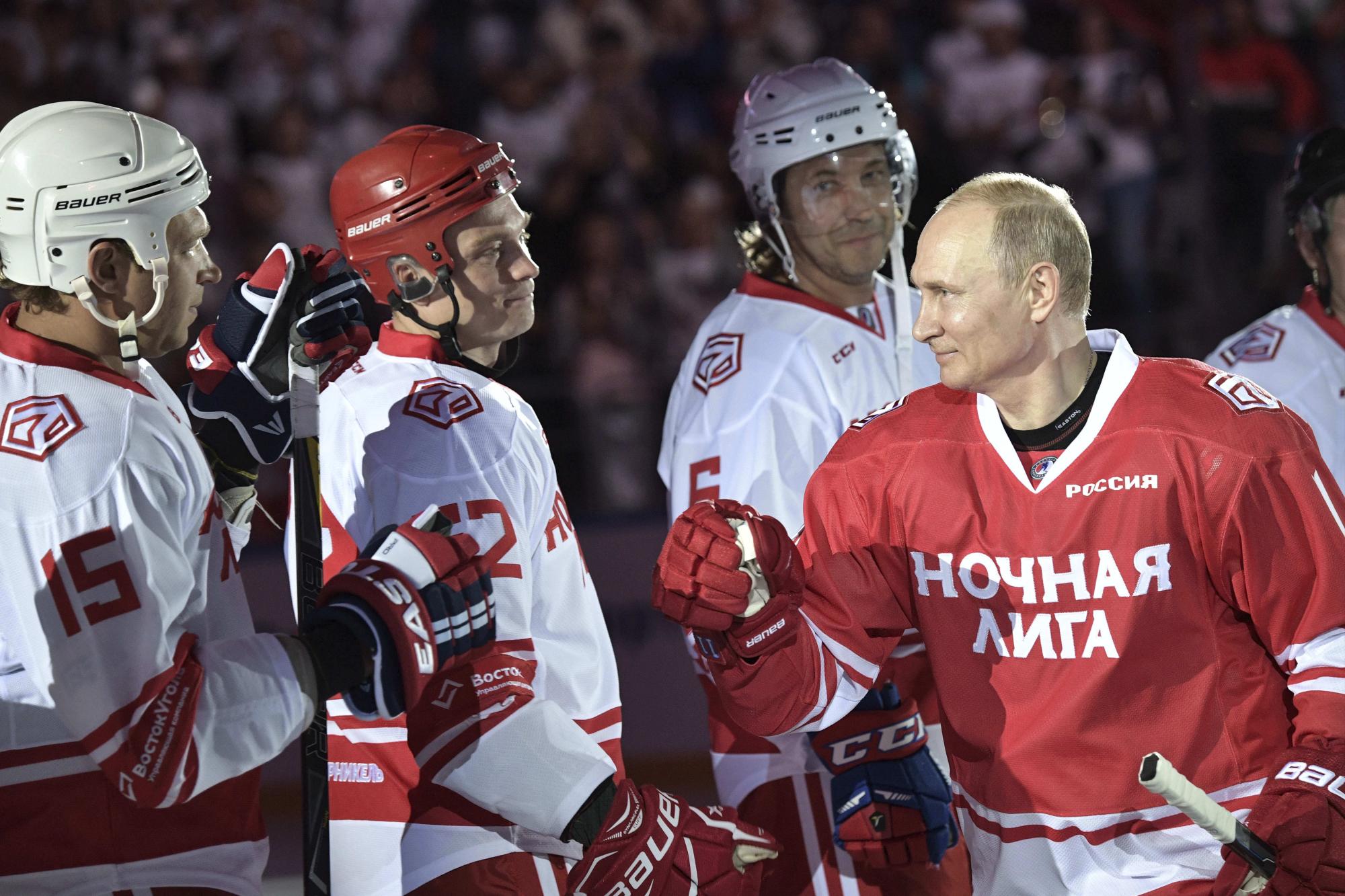 El presidente ruso Vladimir Putin, a la derecha, participa en un partido de los equipos de la Liga de Hockey Nocturno en la Arena de hielo Bolshoy en el centro turístico de Sochi, Sochi, Rusia, el jueves 10 de mayo de 2018. 