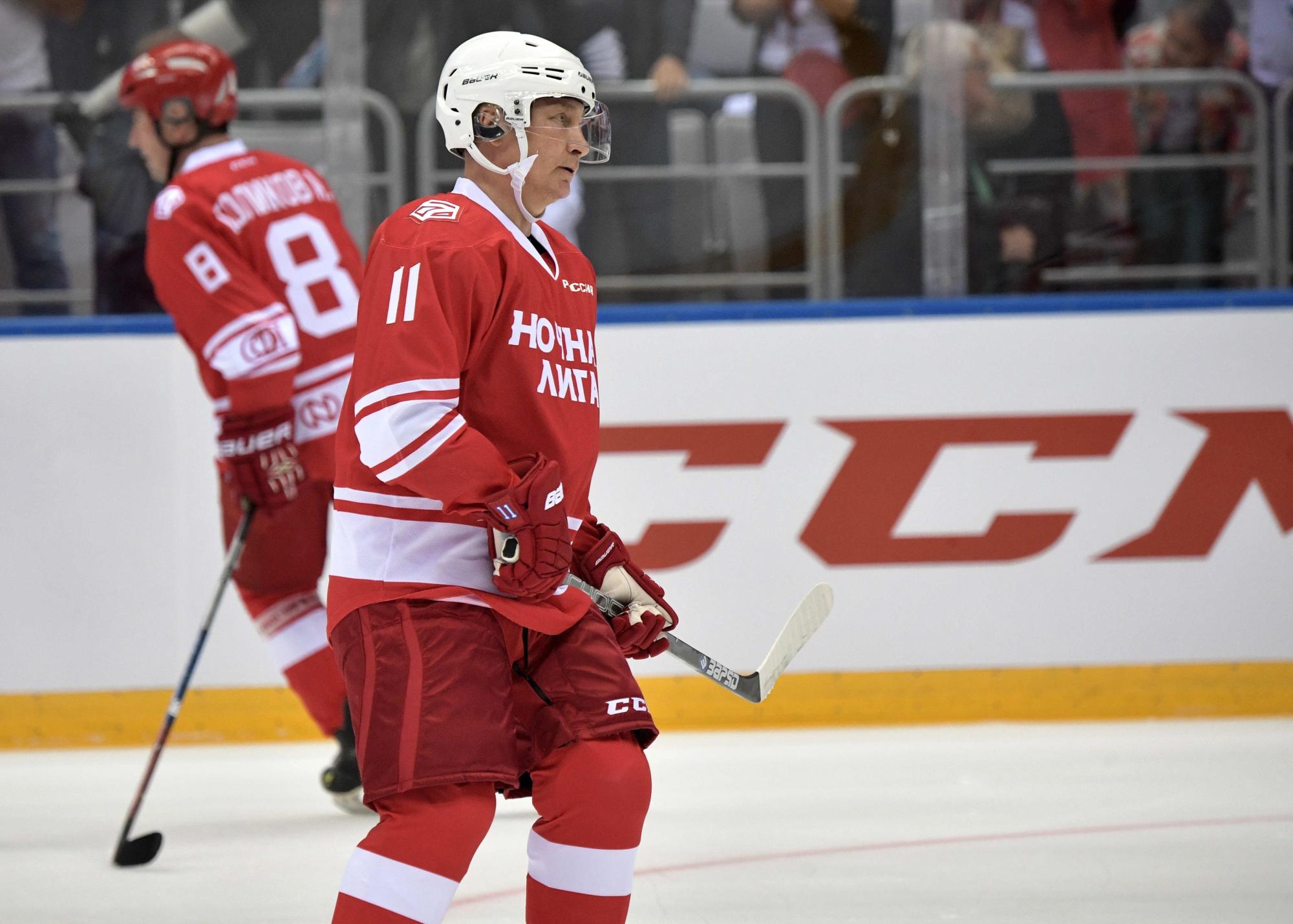 El presidente ruso Vladimir Putin, a la derecha, participa en un partido de los equipos de la Liga de Hockey Nocturno en la Arena de hielo Bolshoy en el centro turístico de Sochi, Sochi, Rusia, el jueves 10 de mayo de 2018. 