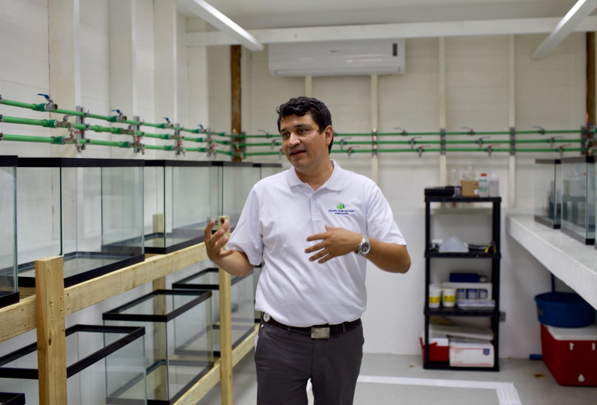 “Aquí dentro estamos habilitando un laboratorio para el proceso de microfragmentación. Las peceras que ven de este lado con el sistema de luces (rojas, amarillas y azules) ayudan a crecer y mantener sanos a los corales”, Víctor Galván.