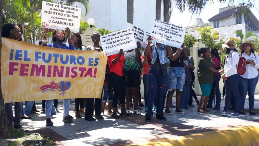 Mujeres presionan al Congreso por derecho a decidir aborto