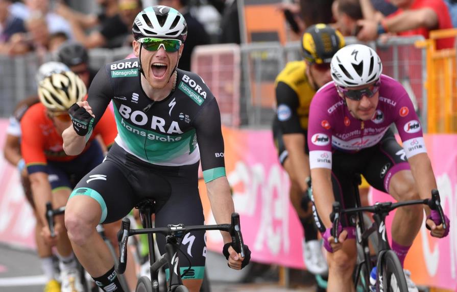 Bennett gana la 7ma etapa, Yates sigue liderando el Giro