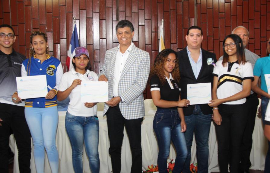 Alcalde  de Santo Domingo Oeste entregó certificados a 1,500 jóvenes