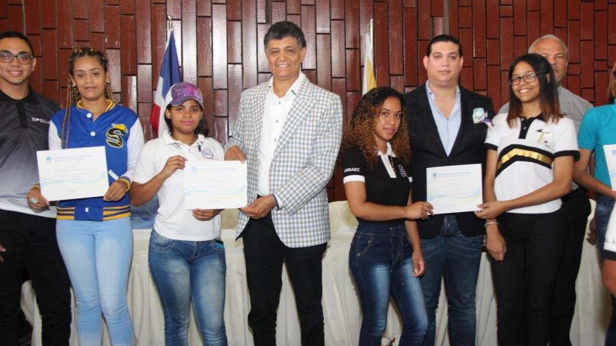 Alcalde  de Santo Domingo Oeste entregó certificados a 1,500 jóvenes