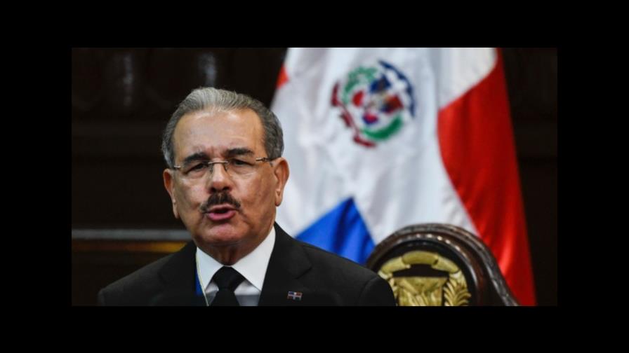 Medina condecora oficiales de las FFAA