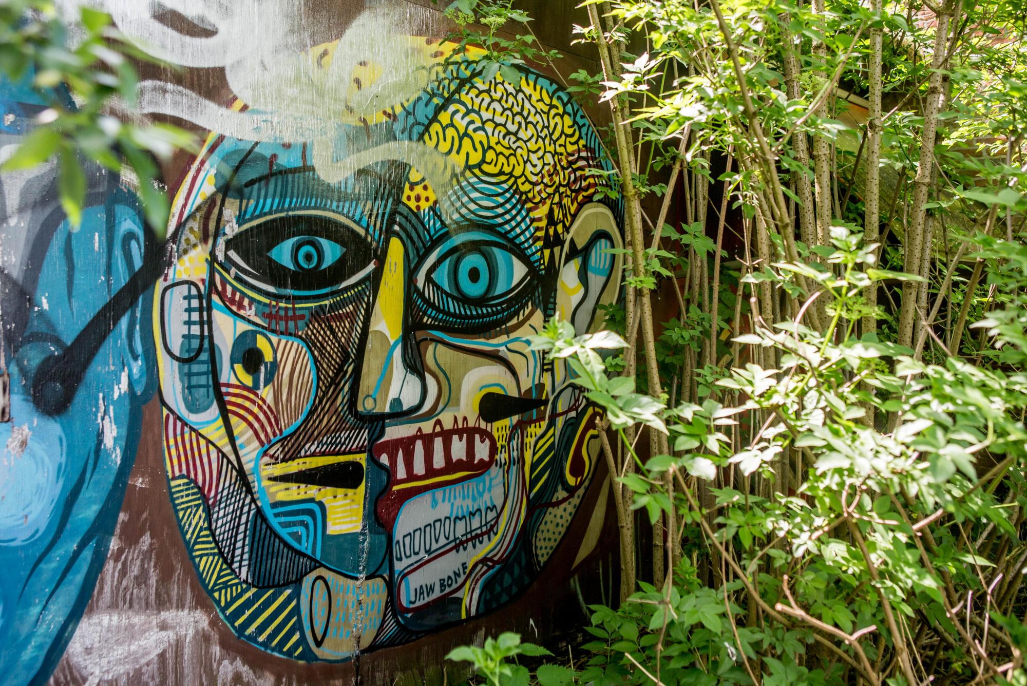 Vista general de un edificio condenado en Doel, Bélgica