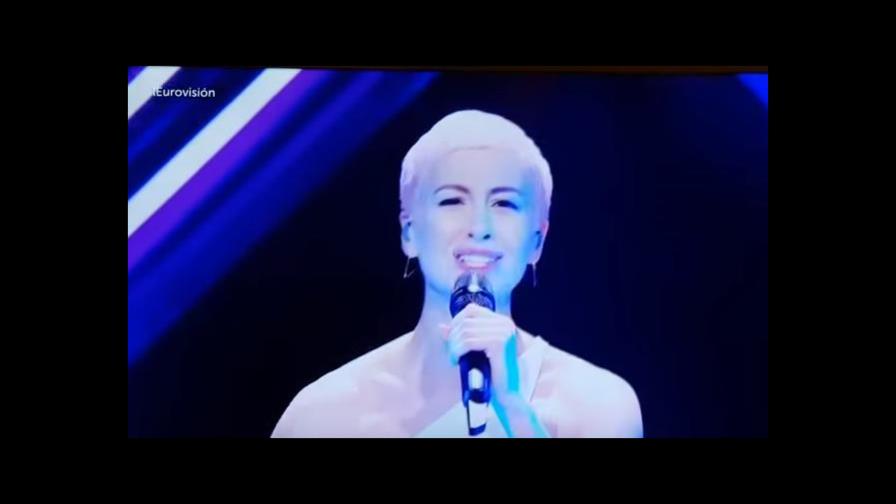 Un espontáneo salta al escenario y le quita micrófono artista durante espectáculo 