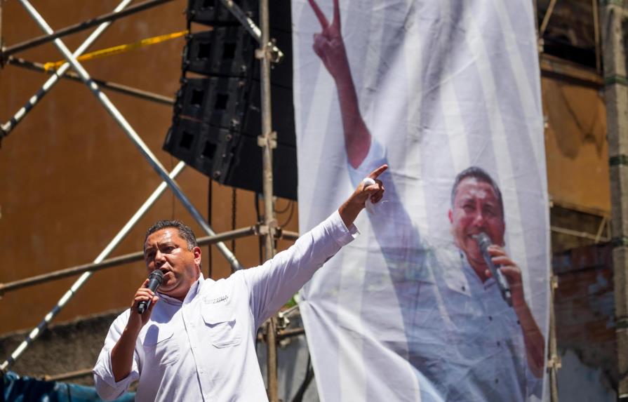 Candidato Bertucci busca votos regalando sopas y Maduro pide a chavismo unión