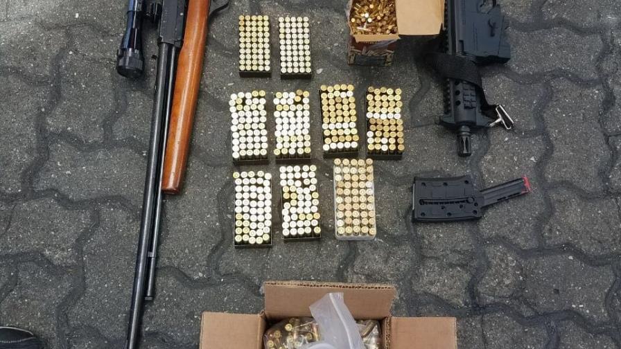 Aduanas descubre 4, 263 armas, entre ellas un fusil de asalto, en envíos a través de empresas “mudanceras” Aduanas descubre 4, 263 armas, entre ellas un fusil de asalto, en envíos a través de empresas “mudanceras”