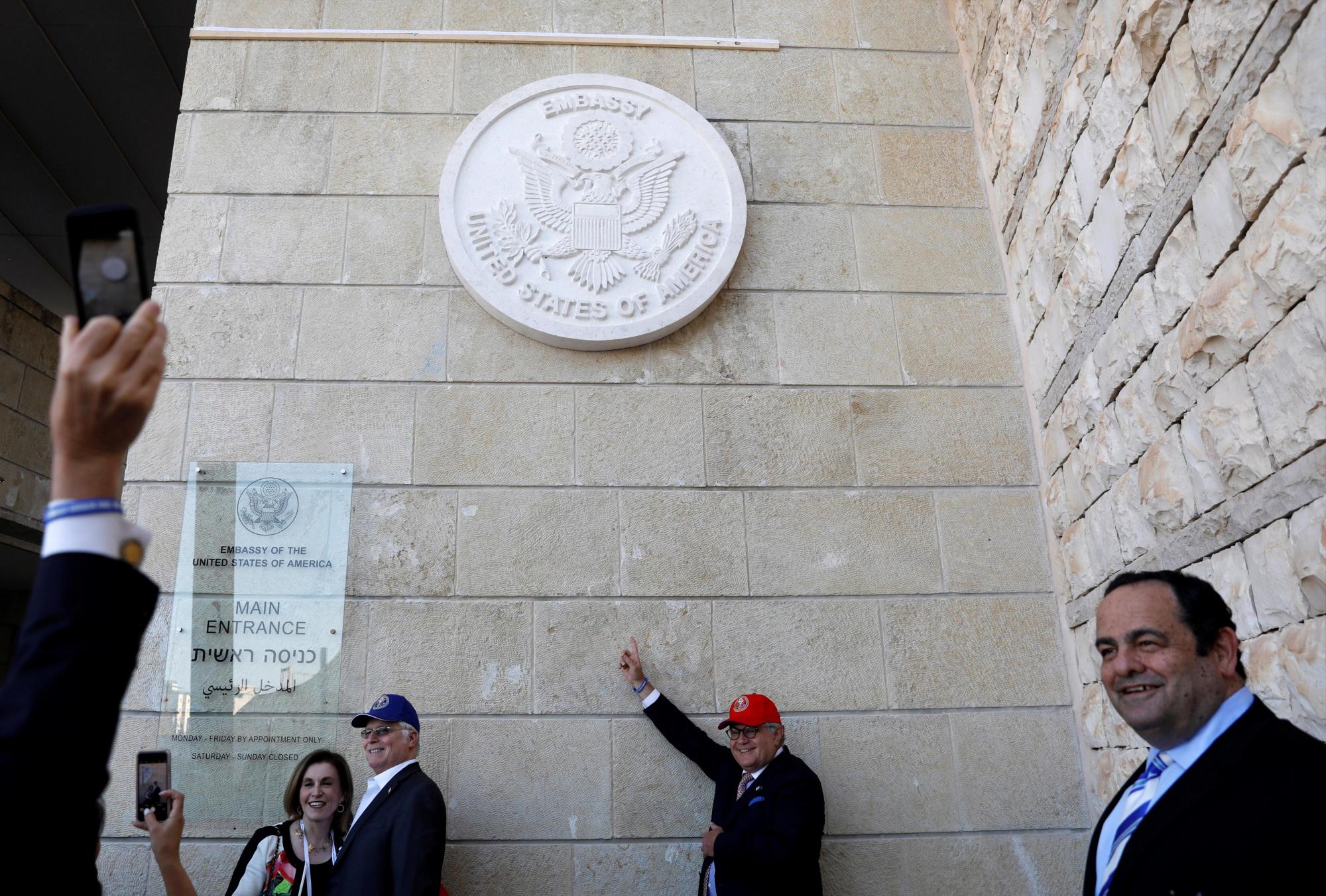 Varias personas se hacen fotografías en la entrada, durante la ceremonia de inauguración de la embajada estadounidense en Arnona, Jerusalén, Israel, el 14 de mayo del 2018. 