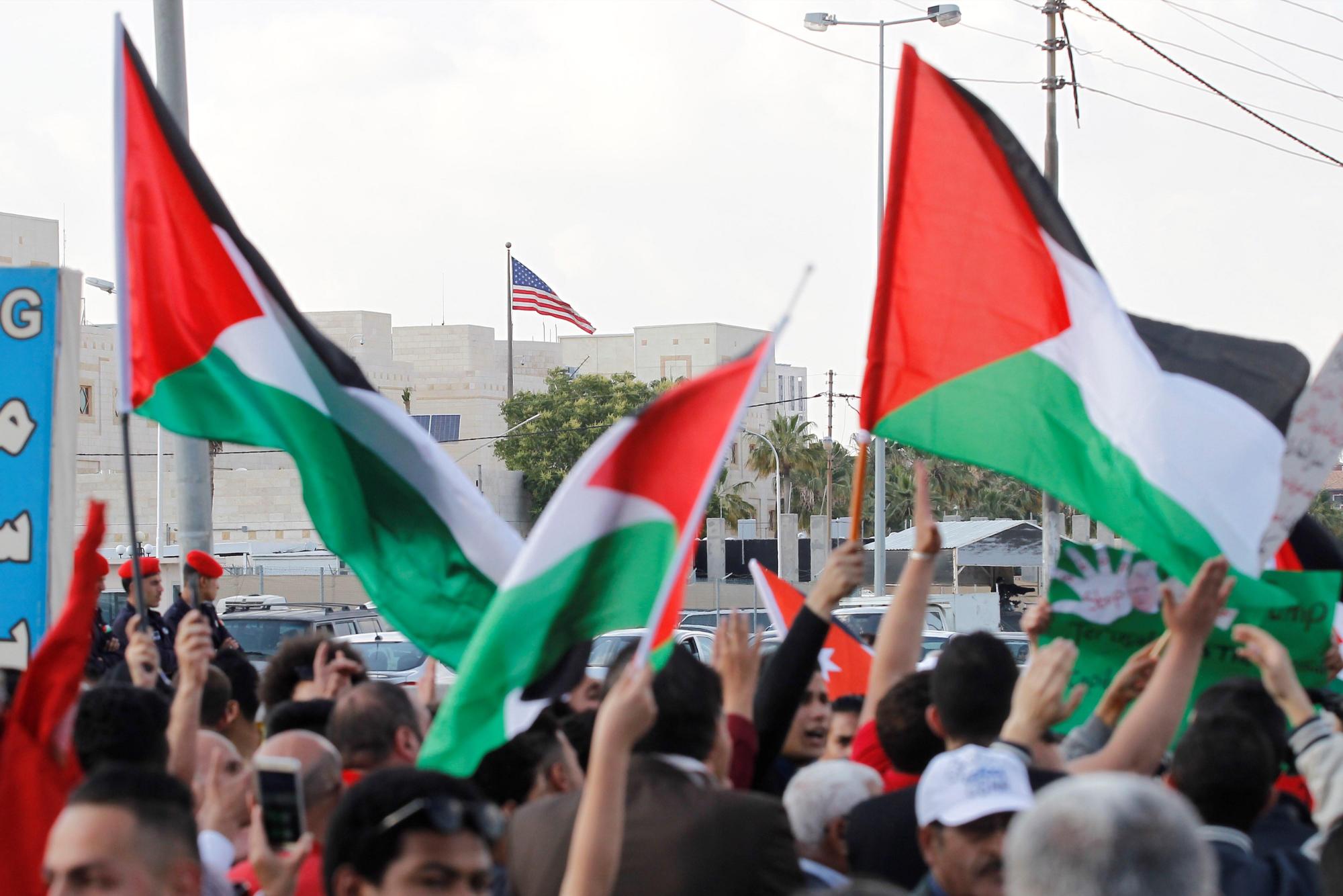 Cientos de manifestantes participan en una protesta frente a la embajada estadounidense en Amán (Jordania) hoy, 14 de mayo del 2018.  