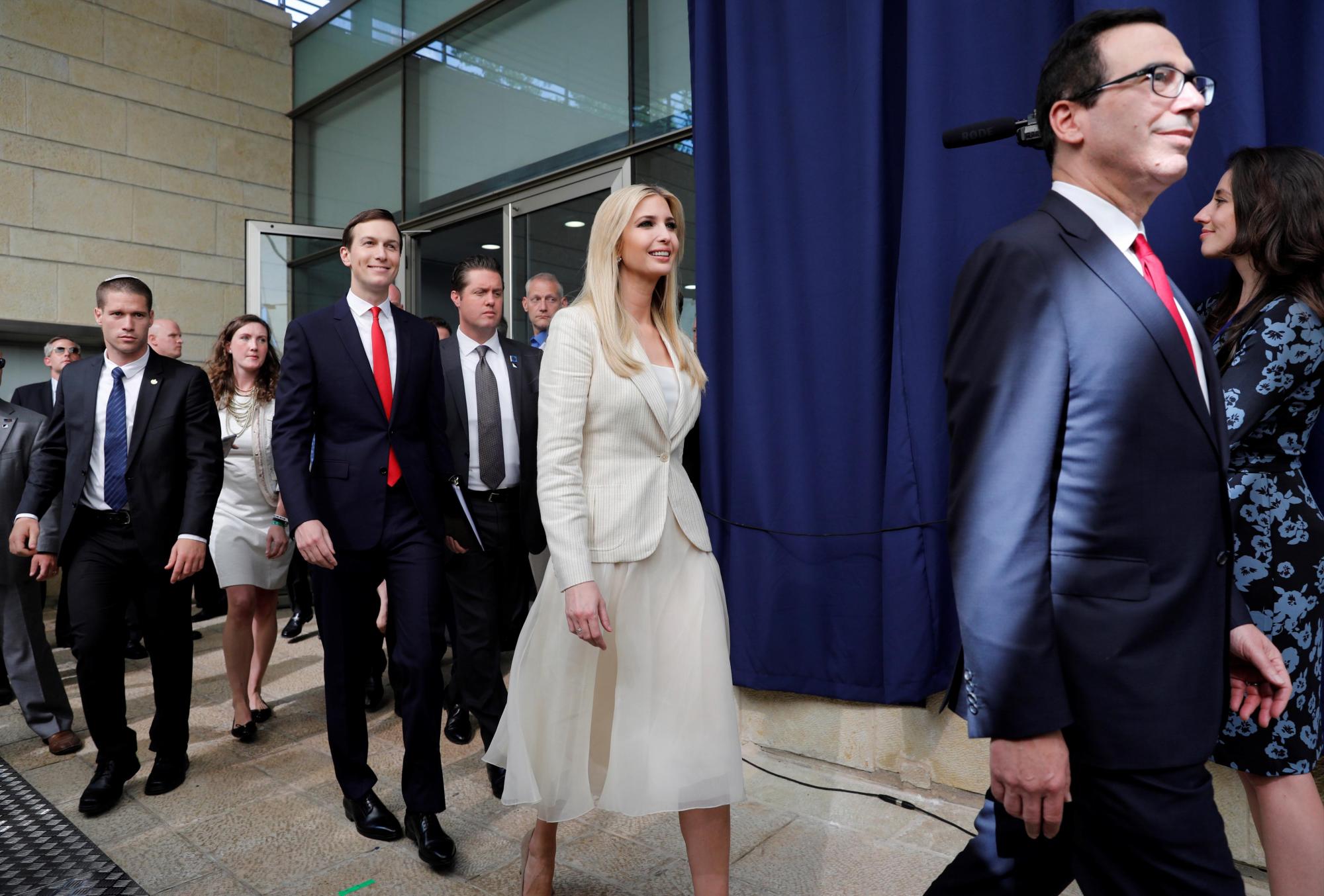 Miembros de la delegación estadounidense enviada por Donald Trump, que incluye a su hija Ivanka (c) y su marido Jared Kushner (c izda), asisten a la ceremonia de inauguración de la embajada estadounidense en Arnona, Jerusalén, Israel, el 14 de mayo del 2018.