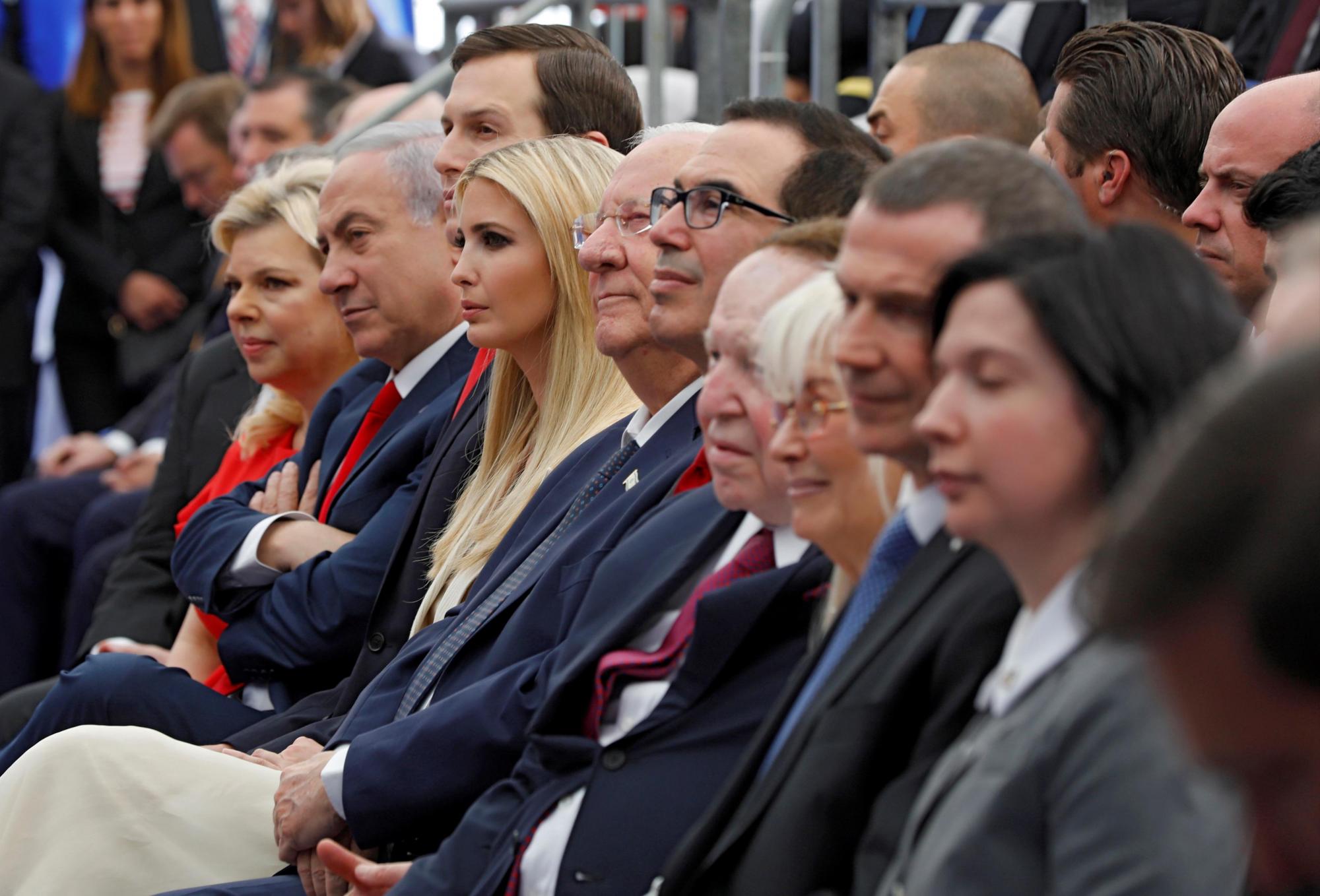 Desde izda a dcha, Sara Netanyahu, su marido el primer ministro de Israel Benjamin Netanyahu, los asesores presidenciales estadounidenses Jared Kushner e Ivanka Trump, el presidente de Israel Reuven Rivlin, el secretario del Tesoro de EE.UU., Steven Mnuchin, y el empresario Sheldon Adelson.
