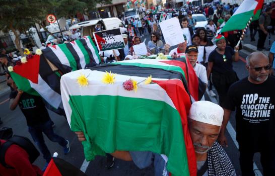 Miles de gazatíes acuden a los funerales por los 60 muertos en protestas contra embajada