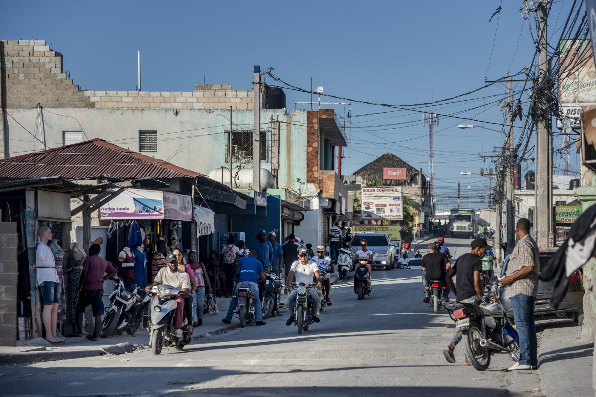 El comercio arropa parte de la calle Respaldo España, en la zona conocida como El Hoyo de Friusa.