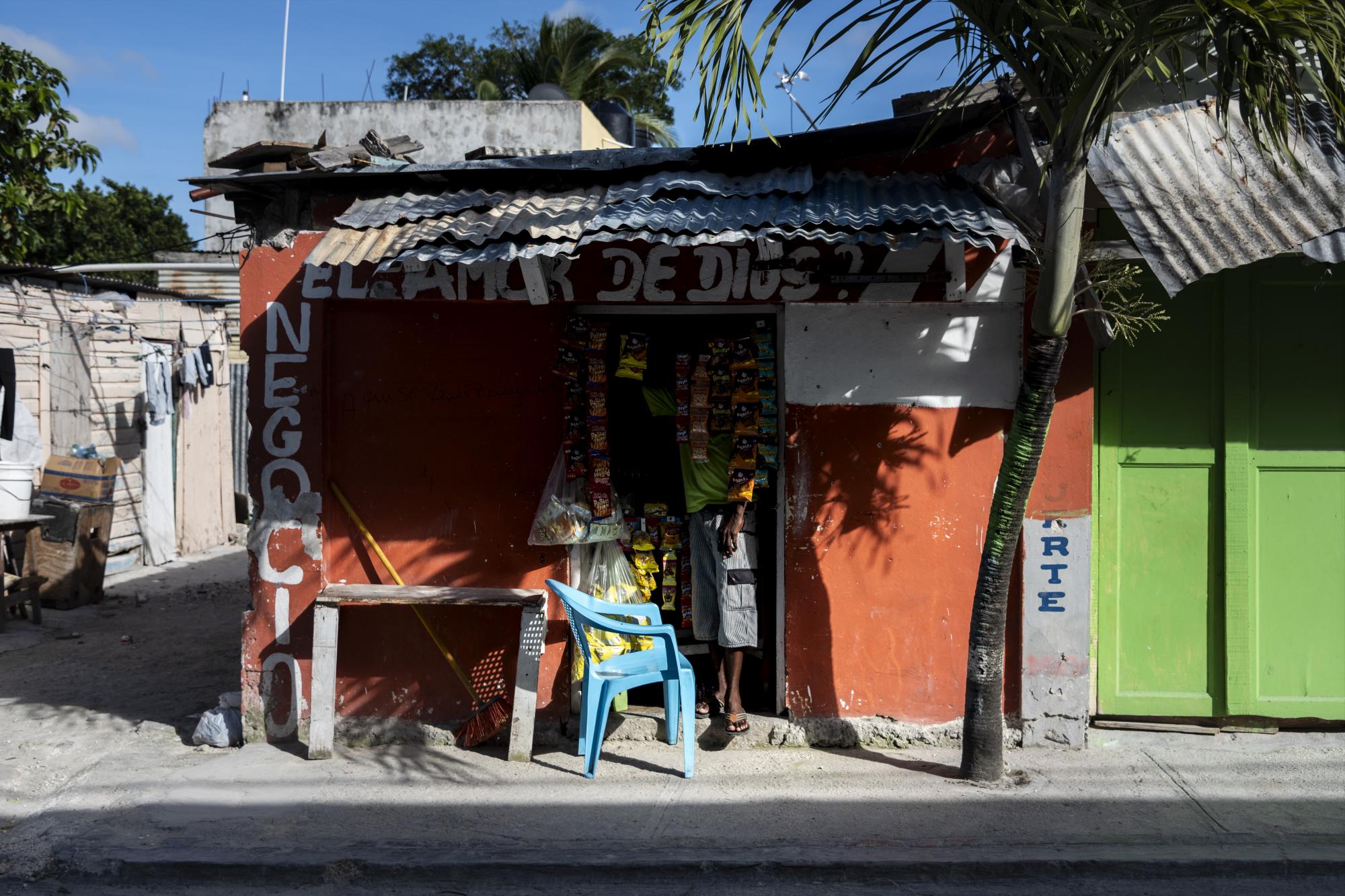 Mislet Lafalaise se oculta detrás de cordeles de “snacks” que vende en su pequeña vivienda, en el sector La Cristinita.