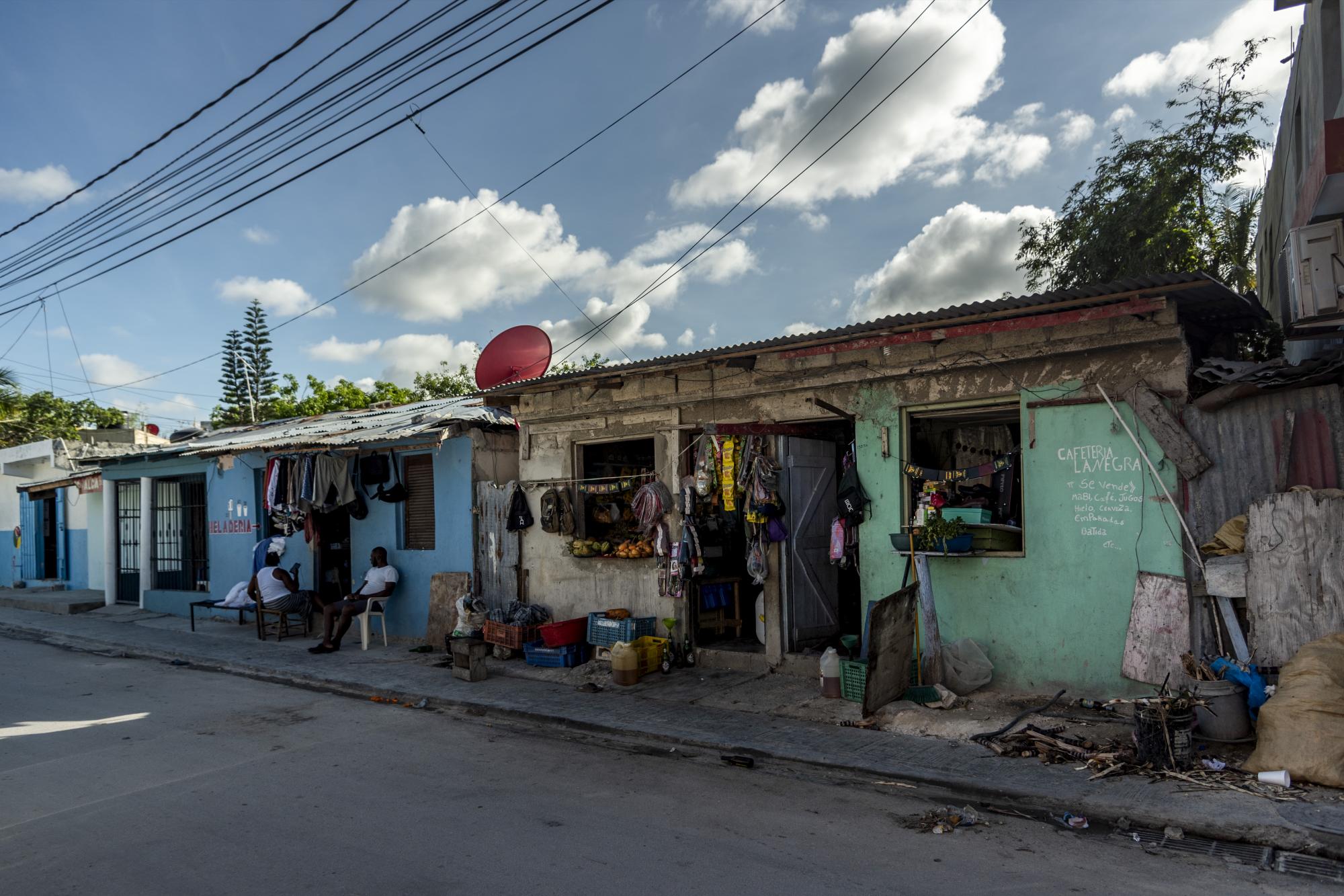 Imagen de una de las vías en el sector Kosovo, en Punta Cana.