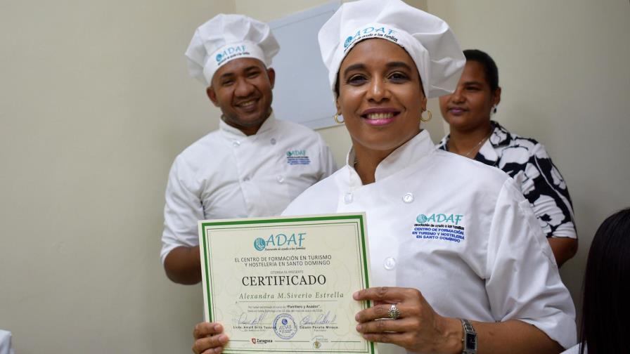 El Centro de Formación en Hotelería y Turismo gradúa a 138 jóvenes de escasos recursos