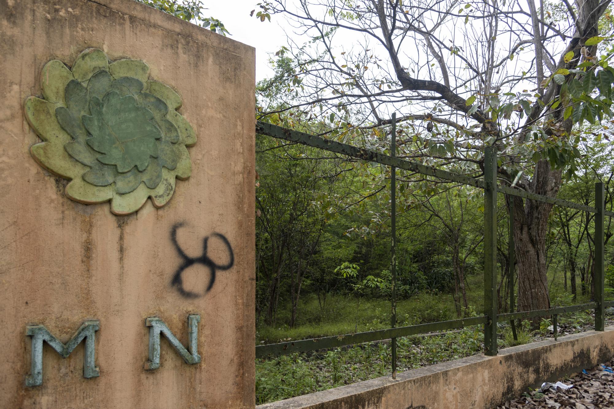 La verja está deteriorada en algunos tramos, en otros se han llevado los hierros