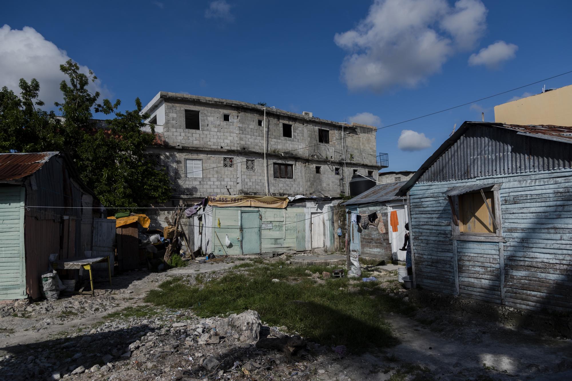 Las casas tipo barracones abundan por varios de los sectores de Verón Punta Cana.