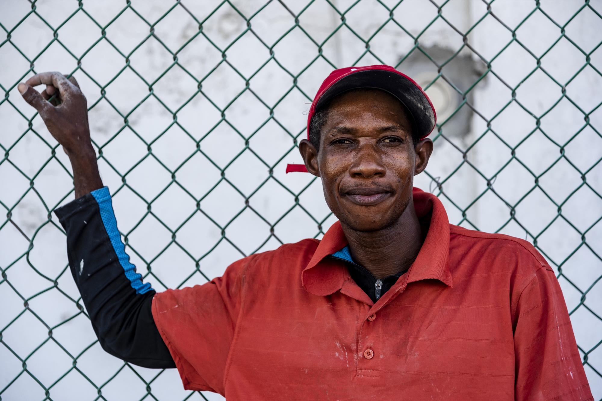 Luis Pérez apoya en una malla el cansancio acumulado durante un largo día de trabajo, para posar ante las cámaras.