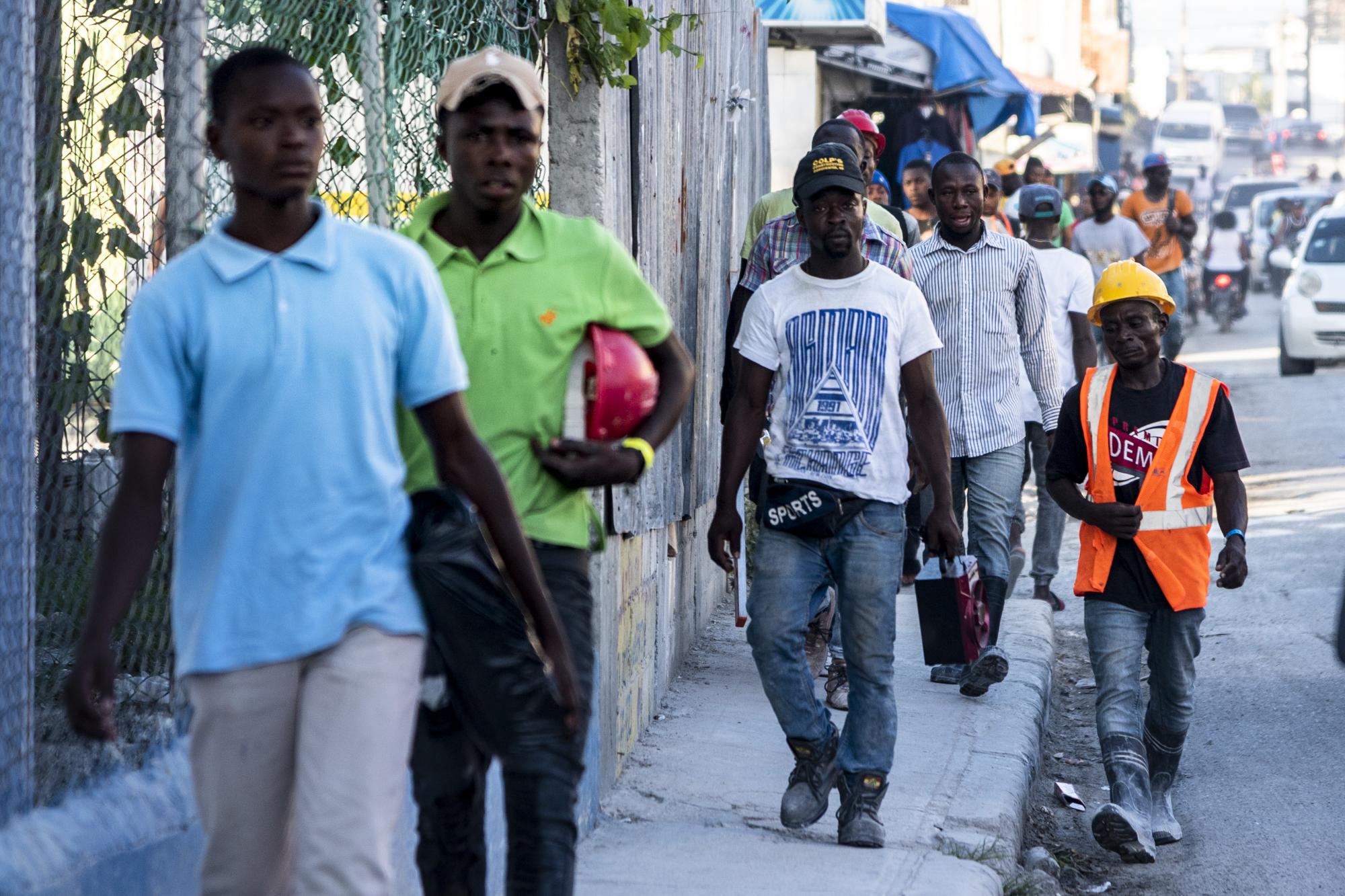 Desde las 5:00 de la tarde, cientos de nacionales haitianos retornan a Friusa tras su jornada de trabajo.