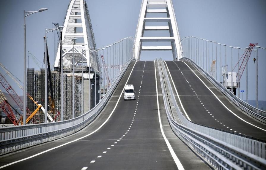 Putin inaugura un puente que une Rusia a Crimea al volante de un camión