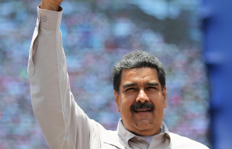 VIDEO: Maduro se convierte en bailarín y cantante para avivar su campaña política 