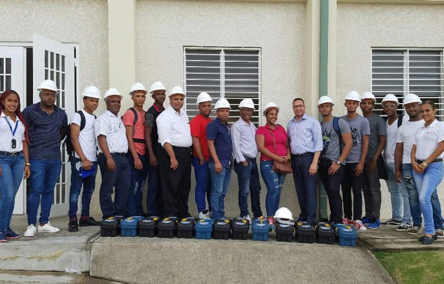 Edesur realiza plan de formación “Electricistas Comunitarios”
