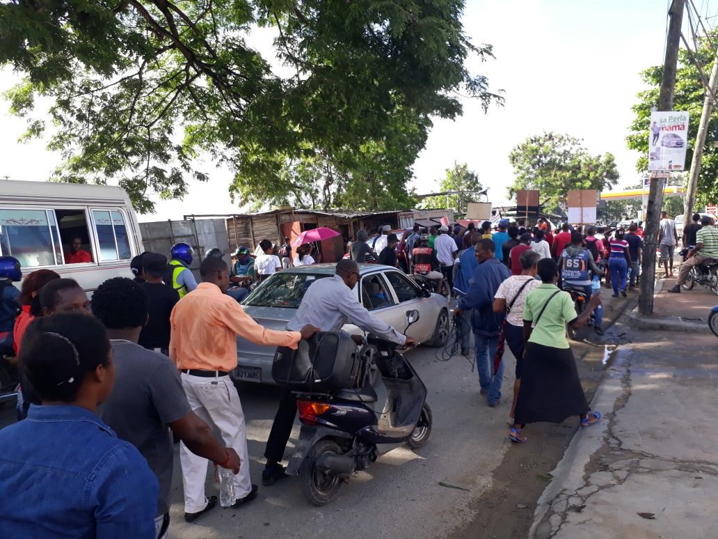 En la imagen, decenas de moradores de las comunidades Cercadillo, Paraiso, Las Cuevas y Licey, de Villa Mella, Santo Domingo Norte, se dirigen al Palacio Nacional a exigir el arreglo de sus calles.