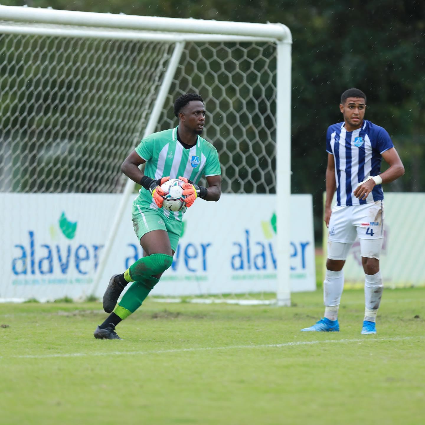 Acción en el partido del sábado 22 de mayo de la Liga Dominicana de Fútbol, correspondiente a la séptima jornada entre los oncenos Atlántico FC y Jarabacoa FC, en el estadio Condor de La Vega. (Fuente Externa)