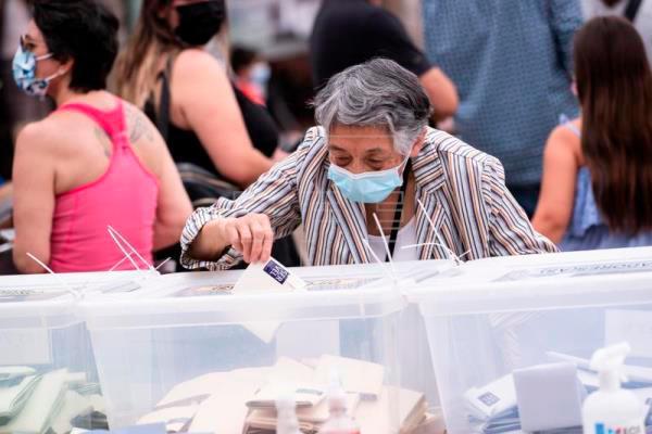 Intenso calor y largas filas para votar en históricos comicios de Chile