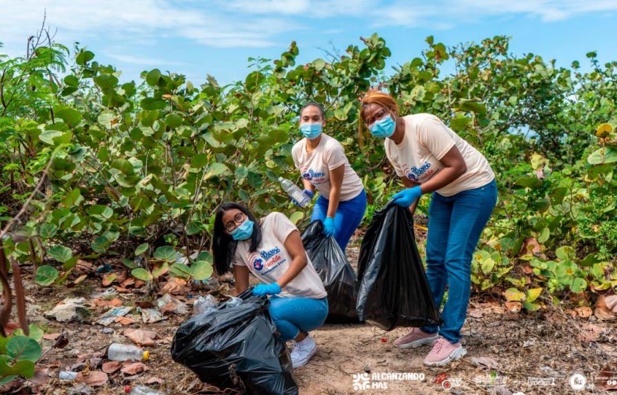 Jóvenes adventistas limpian kilómetros de costa entre avenida España y La Caleta