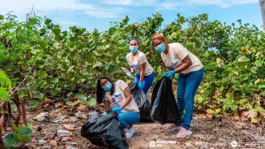 Jóvenes adventistas limpian kilómetros de costa entre avenida España y La Caleta