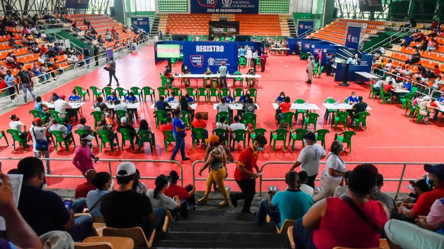 Cientos de personas asisten a inocularse en el Centro Olímpico