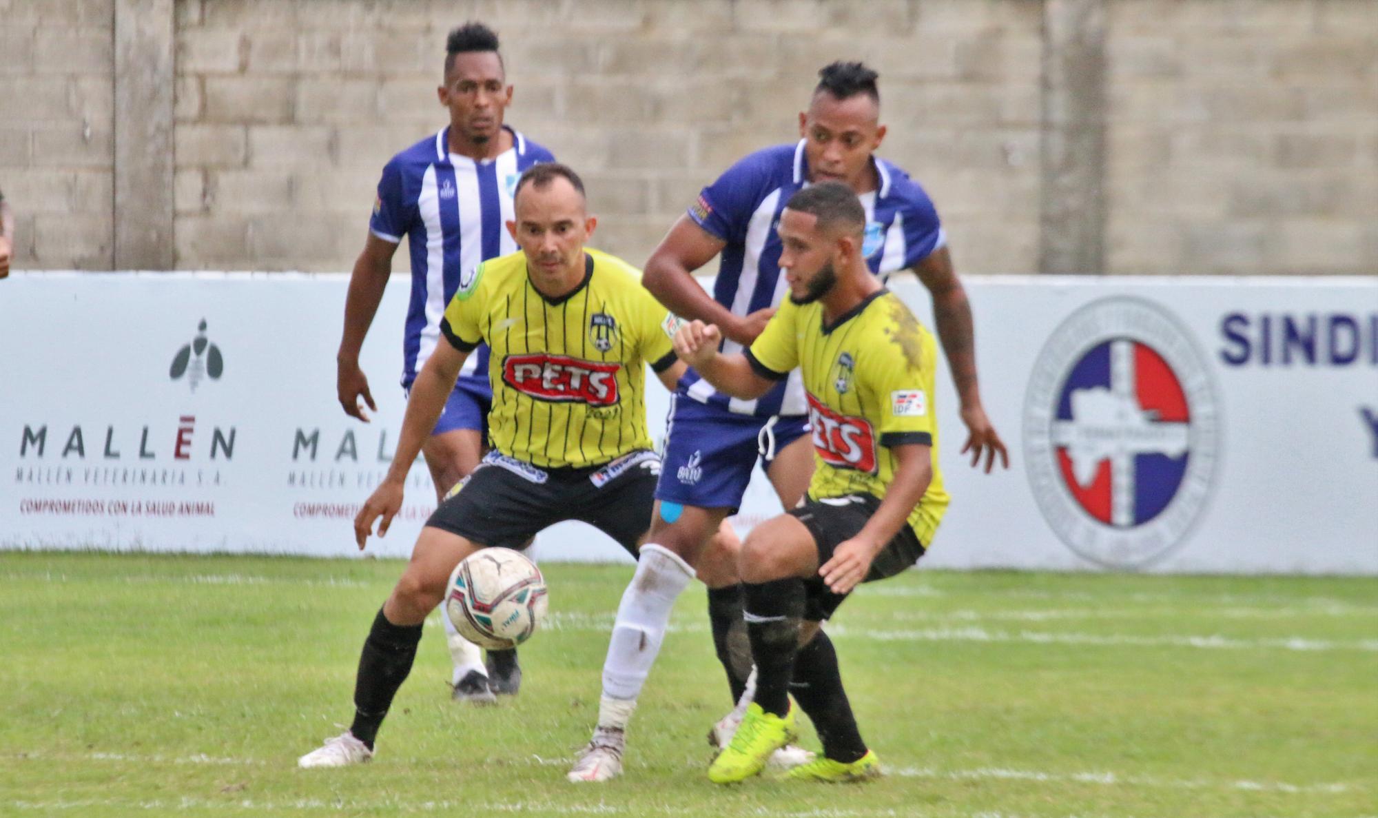 Acción en el partido entre el Moca-FC y el Atlántico-FC, el sábado 5 de junio del 2021. (Fuente externa)