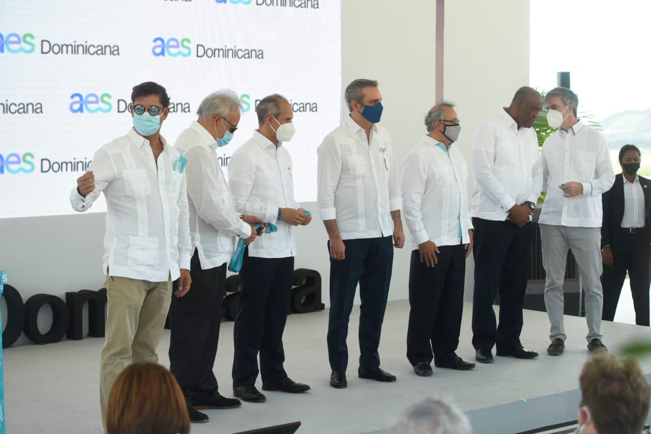 El presidente Luis Abinader encabezó el acto de inauguración del parque de generación eléctrica de fuente solar fotovoltaica AES Bayasol 